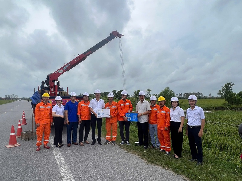 Chủ tịch Công đoàn Trịnh Quang Minh đã ghi nhận sự tận tình, trách nhiệm của tập thể cán bộ, công nhân viên PC Hưng Yên đã nỗ lực cao nhất khắc phục sự cố nhanh nhất để cấp điện trở lại cho khách hàng