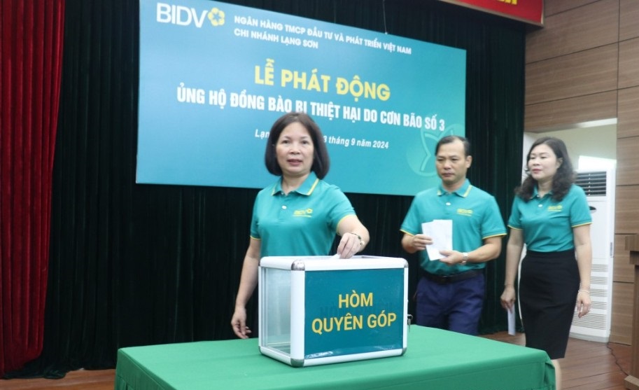 Các đồng chí trong Ban lãnh đạo BIDV Lạng Sơn hưởng ứng quyên góp ủng hộ cho đồng bào bị ảnh hưởng bởi cơn bão số 3