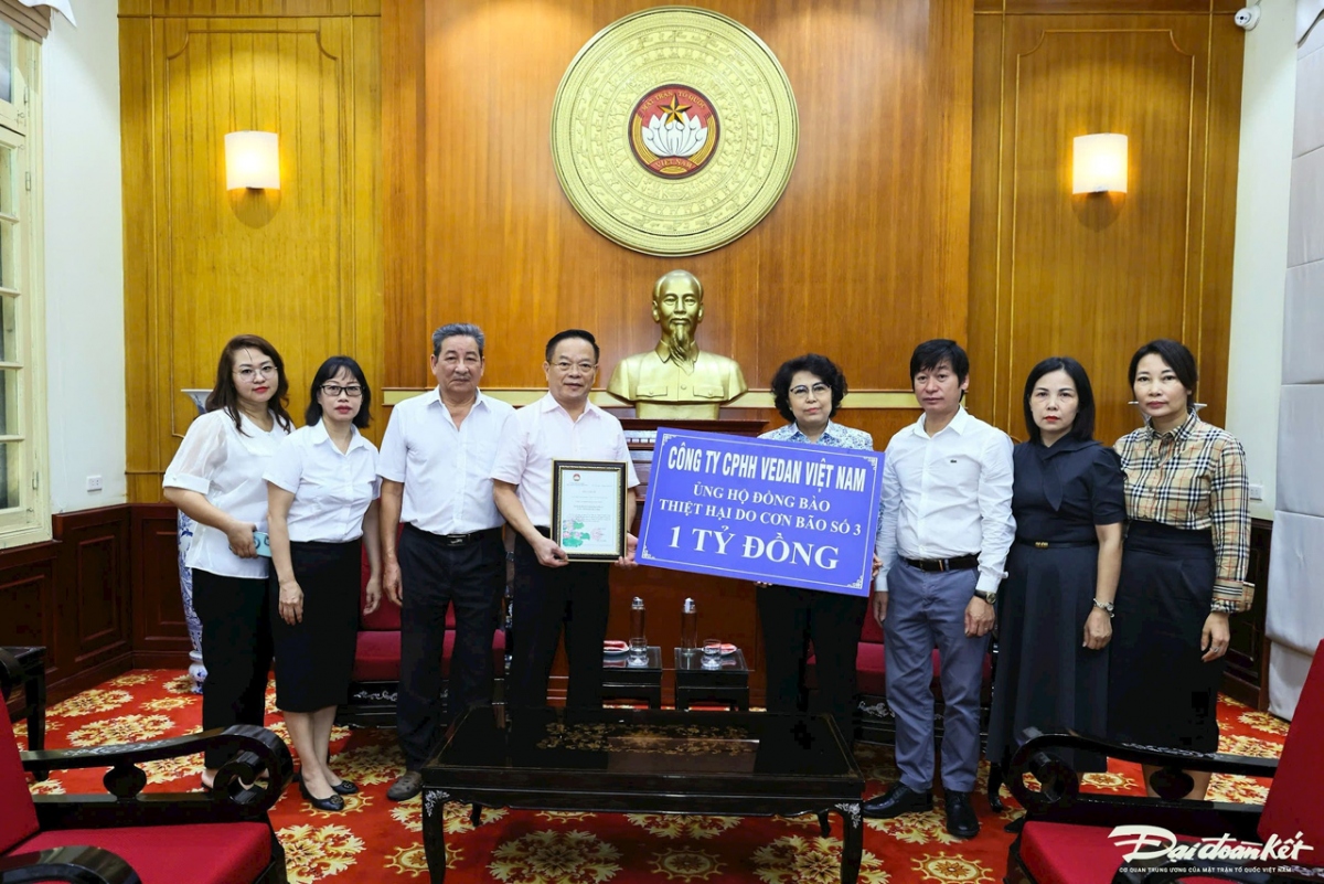 Phó Chủ tịch UBTƯ MTTQ Việt Nam Tô Thị Bích Châu tiếp nhận ủng hộ từ Công ty CPHH Vedan Việt Nam - Ảnh: Báo Đại Đoàn kết