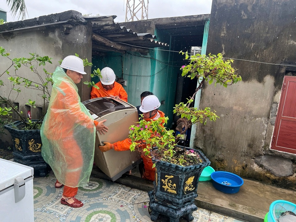 Đội xung kích tại Hải Phòng tranh thủ ăn cơm ngay tại hiện trường để tiếp tục làm thông trưa, kịp thời đóng điện phục vụ nhân dân