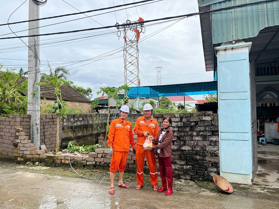 Đội xung kích tại Hải Phòng tranh thủ ăn cơm ngay tại hiện trường để tiếp tục làm thông trưa, kịp thời đóng điện phục vụ nhân dân