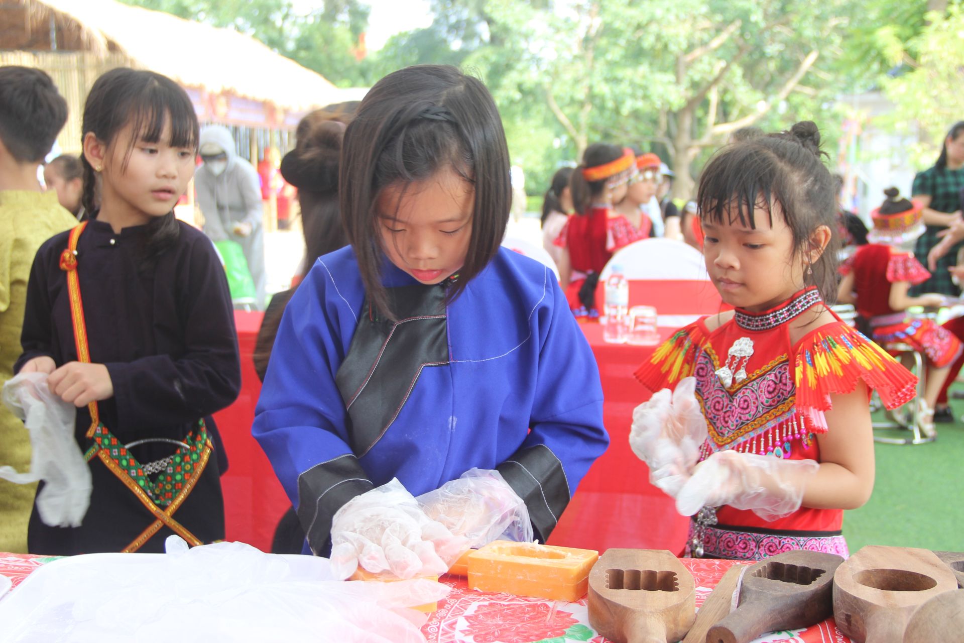 Các em học sinh vô cùng hào hứng tham gia trải nghiệm làm bánh theo phương thức thủ công truyền thống tại ngày hội Háng Pỉnh