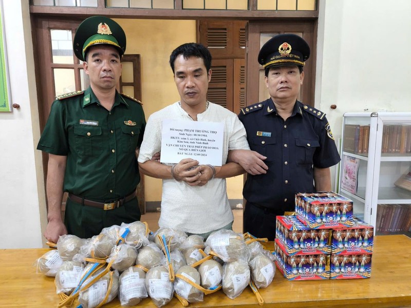 Bắt giữ đối tượng vận chuyển pháo trái phép từ Lào về Việt Nam