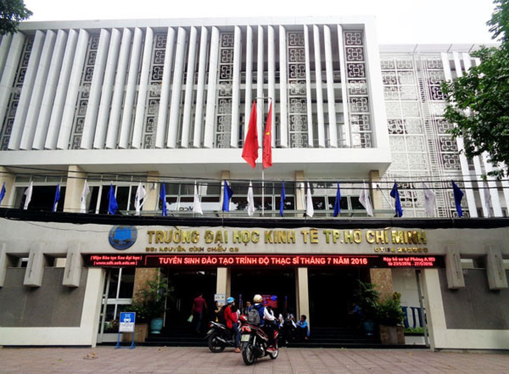 Trường đại học Kinh tế TP.HCM dành 100 suất học bổng, mỗi suất trị giá 10 triệu đồng để trao cho những sinh viên có hộ khẩu thường trú tại 26 địa phương phía Bắc gặp khó khăn vì mưa bão. Ảnh: Đại học Kinh tế TP.HCM