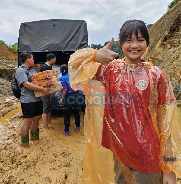 Thành viên nhỏ tuổi nhất đoàn hỗ trợ, em đã không quản khó khăn để 