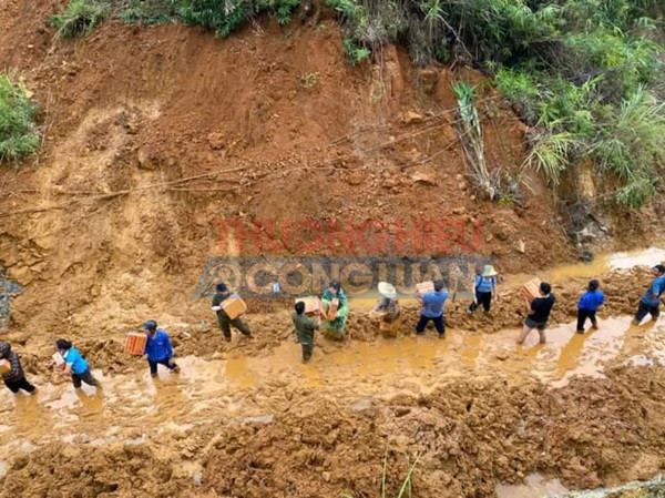 Hàng hóa được vận chuyển trực tiếp đến khu vực bị cô lập tại huyện Văn Bàn, tỉnh Lào Cai