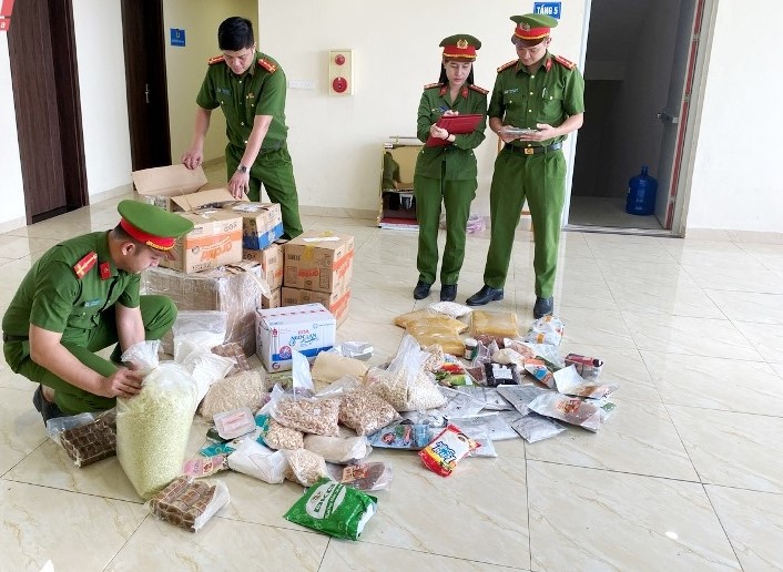 Công an TP Thanh Hóa kiểm tra tang vật thu giữ là nguyên liệu sản xuất bánh Trung thu hết hạn sử dụng, không có nguồn gốc xuất xứ, hàng do nước ngoài sản xuất.