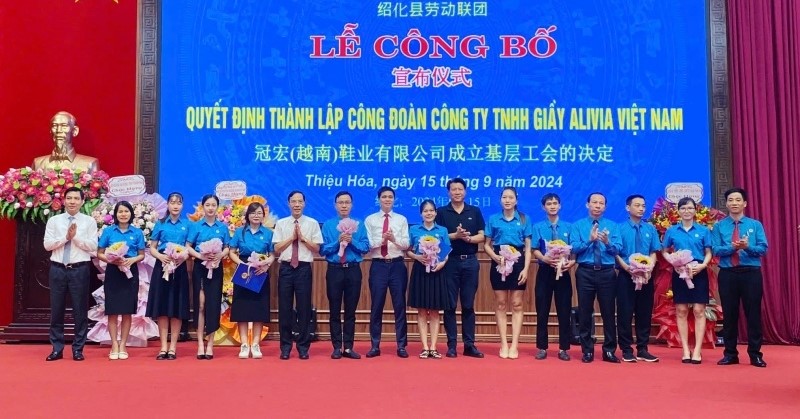 Ông Ngọ Duy Hiểu, Phó Chủ tịch Tổng LĐLĐ Việt Nam; Đầu Thanh Tùng, Tỉnh uỷ viên, Phó Chủ tịch UBND tỉnh; lãnh đạo LĐLĐ tỉnh và huyện Thiệu Hóa tặng hoa chúc mừng Ban Chấp hành lâm thời công đoàn Công ty TNHH Giầy Alivia Việt Nam.