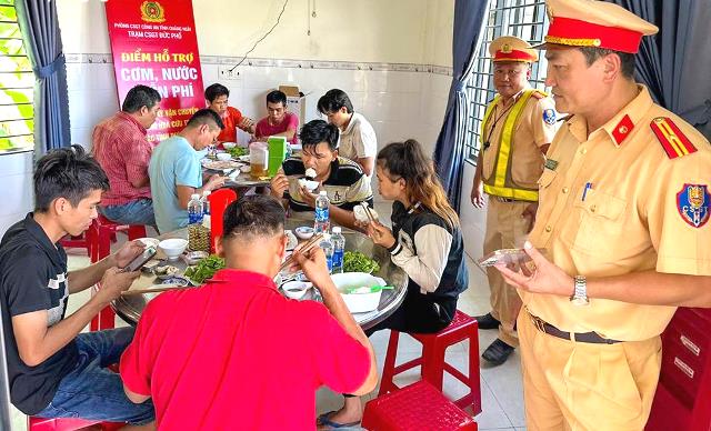 Ấm lòng bữa cơm của những tài xế và đoàn người tham gia cứu trợ khi dừng chân.