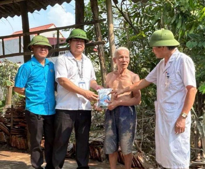 Đã trao hơn 16.000 túi thuốc gia đình đến bà con bị ảnh hưởng bởi bão lũ