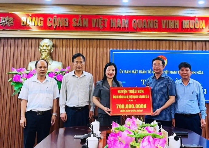 Trưởng Ban Dân vận Tỉnh ủy, Chủ tịch Ủy ban MTTQ tỉnh, Trưởng Ban cứu trợ tỉnh Phạm Thị Thanh Thủy tiếp nhận ủng hộ của huyện Triệu Sơn.