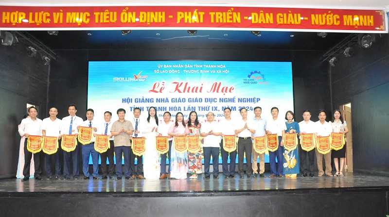 Ông Đầu Thanh Tùng, Tỉnh ủy viên, Phó Chủ tịch UBND tỉnh; đại diện lãnh đạo các ban, sở, ngành cấp tỉnh trao cờ lưu niệm cho các đơn vị tham gia Hội giảng.