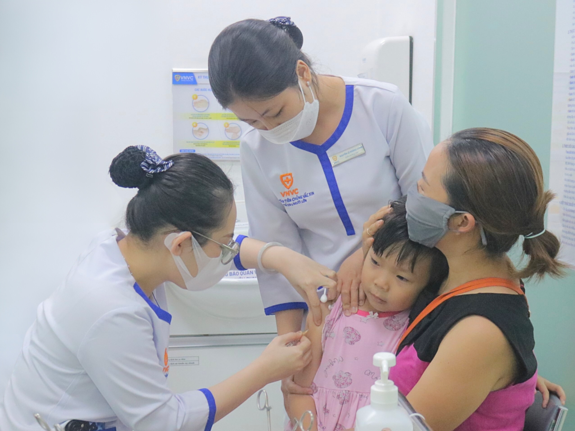 VNVC chú trọng bảo quản vắc xin, tiêm chủng an toàn trong “chiến dịch sởi” TP. HCM