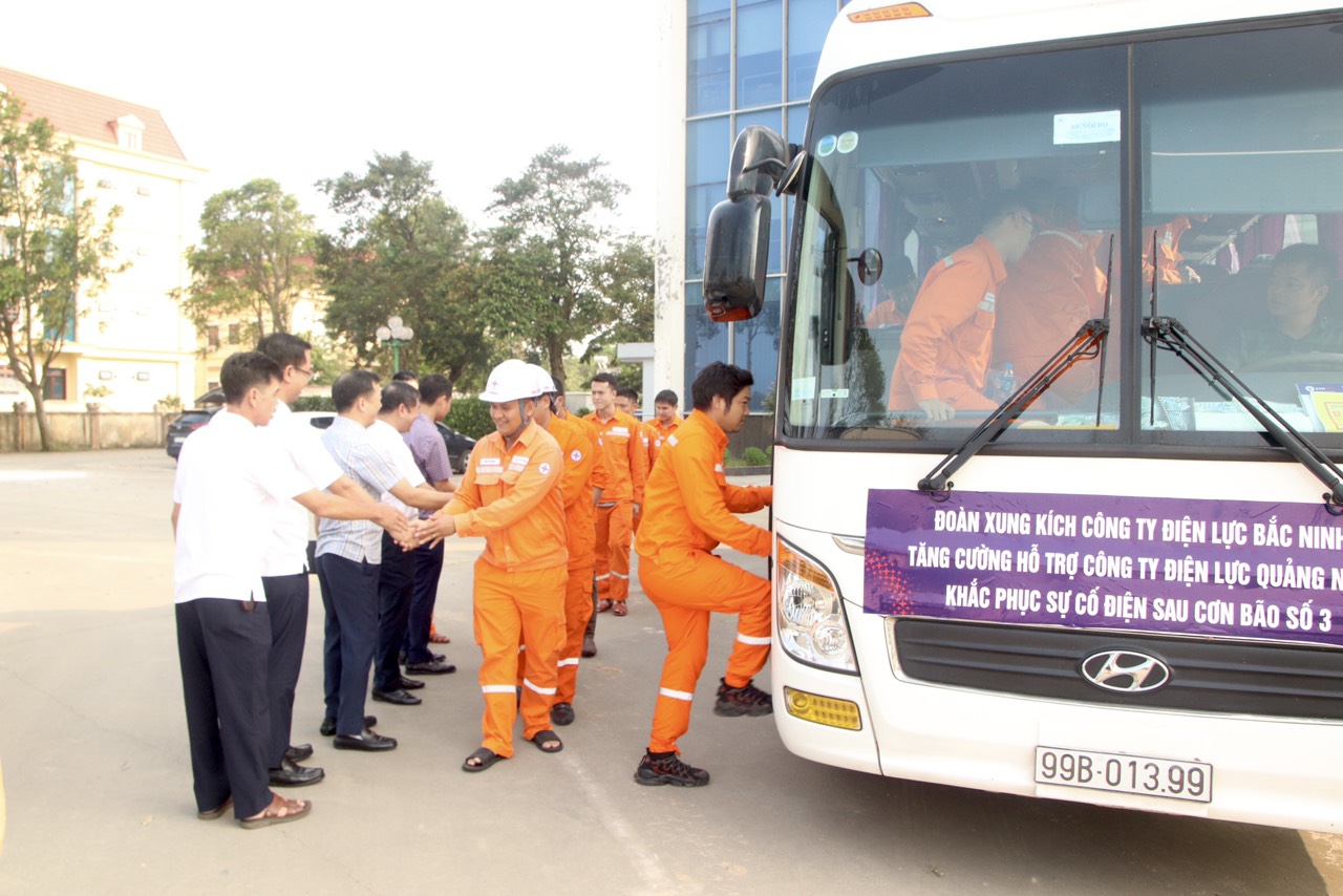 Công nhân viên Công ty Điện lực Bắc Ninh lên xe đến Đông Triều, Quảng Ninh hỗ trợ khắc phục sự cố.