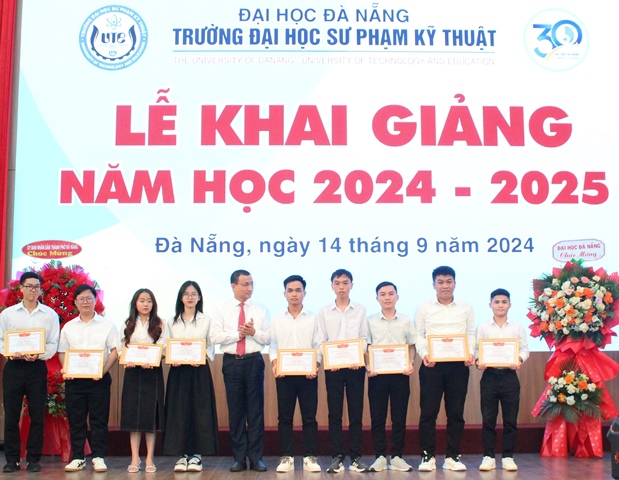 Lãnh đạo Nhà trường khen thưởng các sinh viên xuất sắc tiêu biểu trong năm học 2023-2024