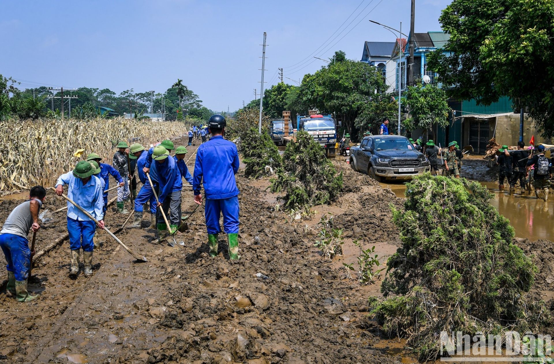 Xã Nga Quán (Trấn Yên, Yên Bái) có 2km đường sắt chạy qua. Từ 4 ngày nay, các công nhân đã được huy động để xử lý đất vùi lấp, trả lại đường cho tàu chạy.