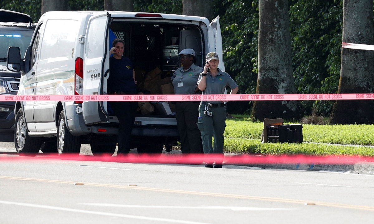 Cảnh sát bên ngoài sân golf của ông Donald Trump ở West Palm Beach, bang Florida, ngày 15/9. Ảnh: Reuters