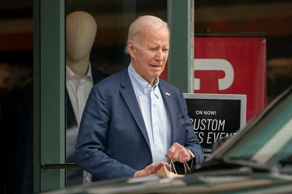 Tổng thống Biden dành nhiều dịp cuối tuần ở Wilmington, bang Delaware, đi nhà thờ và mua sắm tại Jos. A. Bank. (Nguồn: AP)