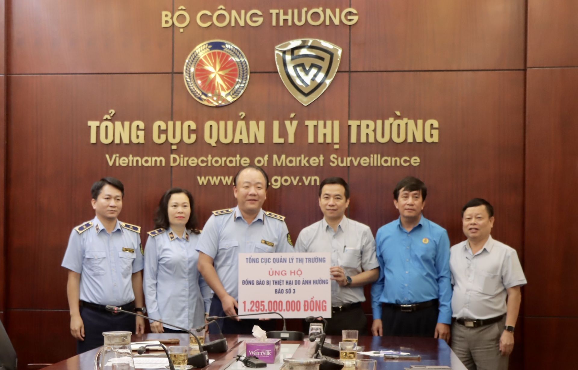 Số tiền 1,295 tỷ đồng được Tổng cục QLTT trao cho Công đoàn Bộ Công Thương trong sáng ngày 16/9 để kịp thời ủng hộ đến người dân vùng lũ