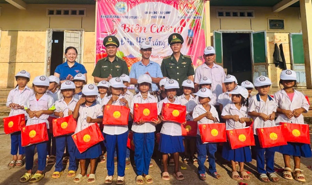 Đồn Biên phòng cửa khẩu quốc tế Lao Bảo: Mang Tết Trung thu đến với bản “đặc biệt” xã Tân Thành