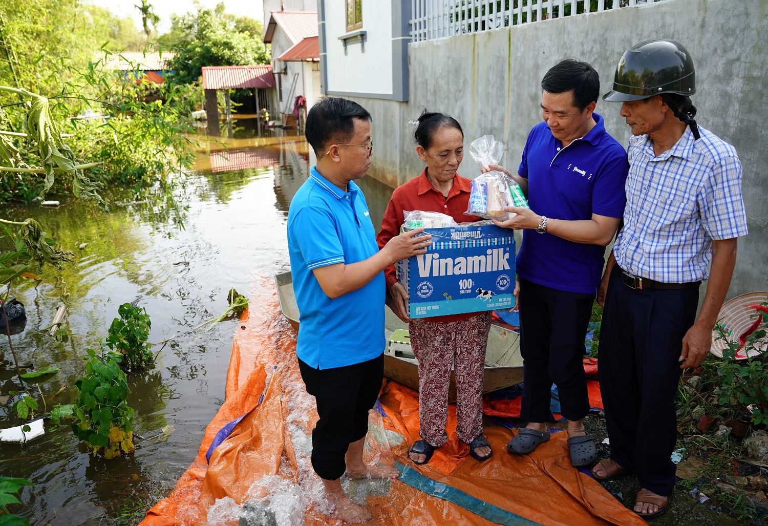 Những phần quà gồm sữa tươi Vinamilk 100%, sữa đặc Ông Thọ, bánh mì ABC đã được đại diện công ty Vinamilk, Báo Hà Nội Mới trao tận tay người dân tại hai huyện Quốc Oai và Thạch Thất (Hà Nội)