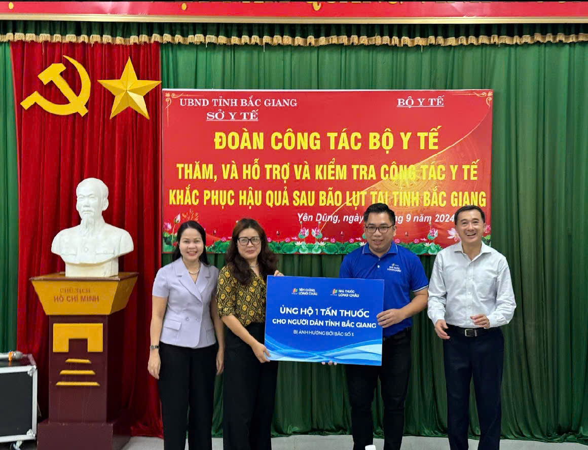 GS.TS Trần Văn Thuấn - Thứ trưởng Bộ Y tế làm trưởng đoàn đã đến tỉnh Bắc Giang thăm, hỗ trợ và kiểm tra công tác y tế, khắc phục hậu quả sau bão lụt.