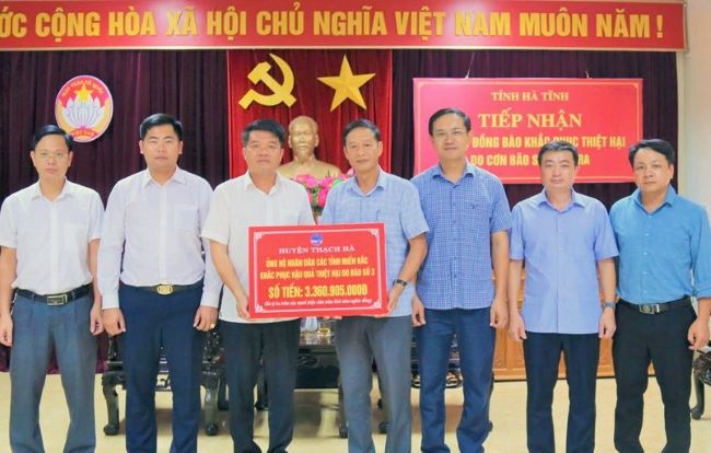 Lãnh đạo huyện Thạch Hà trao hơn 3,36 tỷ đồng ủng hộ đồng bào các tỉnh phía Bắc khắc phục hậu quả bão lũ.