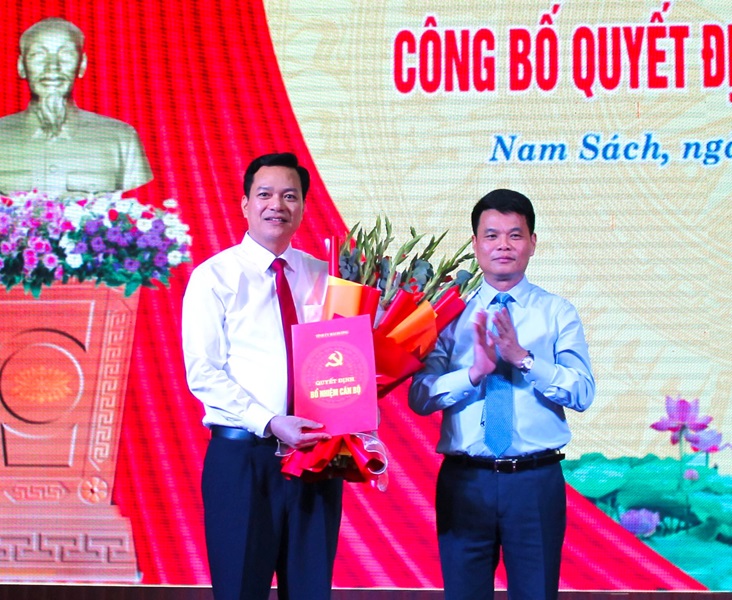 Ông Lê Ngọc Châu, Chủ tịch UBND tỉnh Hải Dương đã trao quyết định của Ban Thường vụ Tỉnh uỷ về việc điều động ông Hoàng Văn Thực