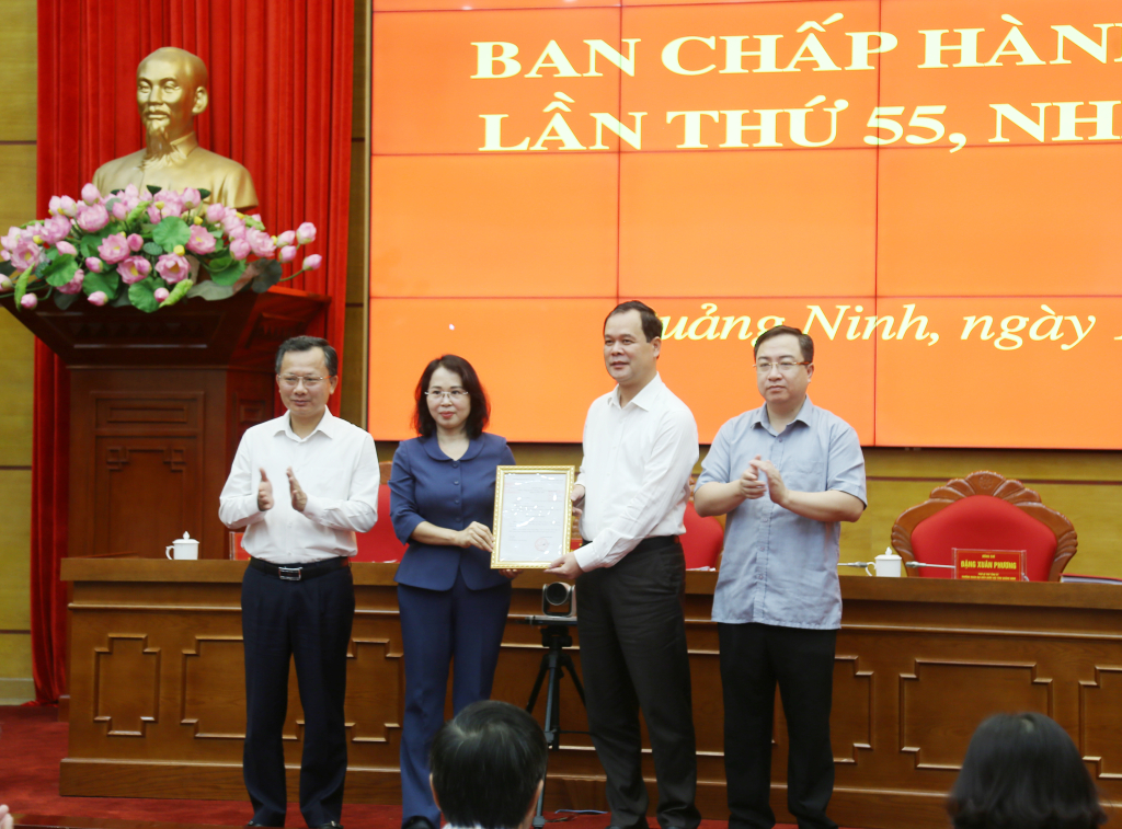 Bà Trịnh Thị Minh Thanh, Phó Bí thư Thường trực Tỉnh ủy, trao quyết định của Ban Bí thư Trung ương Đảng cho đồng chí Điệp Văn Chiến, Trưởng Ban Nội chính Tỉnh ủy.