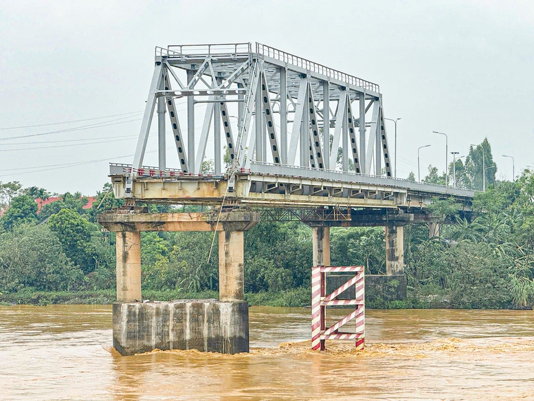 Yêu cầu khẩn trương nghiên cứu đầu tư xây dựng cầu Phong Châu mới