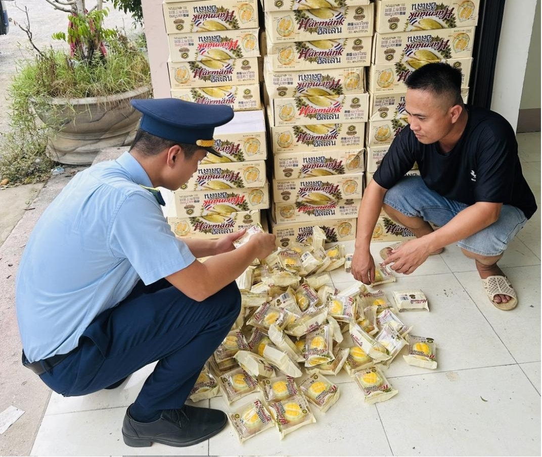 Lực lượng QLTT tỉnh Nghệ An đã ban hành quyết định xử phạt hành chính và buộc tiêu hủy 3.600 chiếc bánh bông lan sầu riêng không rõ nguồn gốc xuất xứ.