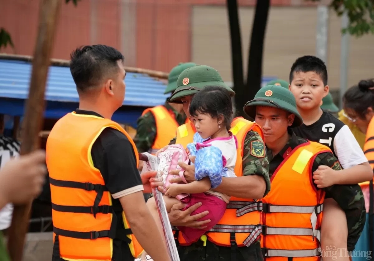 Cán bộ, chiến sĩ quyết tâm hỗ trợ, cứu giúp bà con nhân dân bị ảnh hưởng bởi lũ lụt ở Thái Nguyên. Ảnh: Báo Công Thương