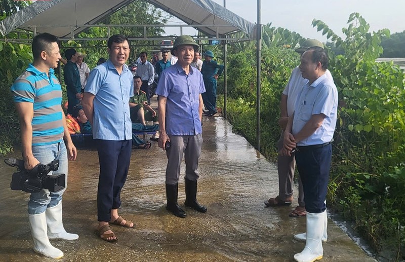 Đoàn công tác của Sở Y tế chỉ đạo công tác phòng, chống dịch bệnh sau bão lũ tại huyện Thạch Thành.