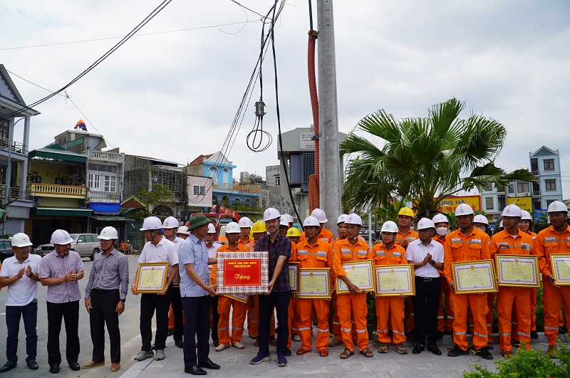 Lãnh đạo TP. Hạ Long thăm, tặng quà CBCNV ngành Điện đã tham gia tích cực trong công tác phòng, chống và khắc phục hậu quả của cơn bão số 3