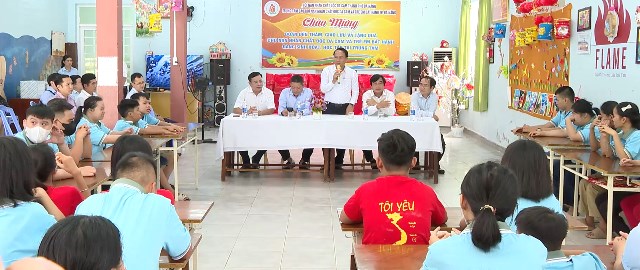 Phó Bí thư thường trực Thành ủy thăm, tặng quà Trung thu cho trẻ em