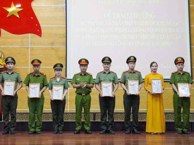 Các tác giả, nhóm tác giả đạt giải tại Cuộc thi “Tìm hiểu Luật Căn cước trong Công an Nhân dân” tỉnh Quảng Bình. (Ảnh: Mai Anh)