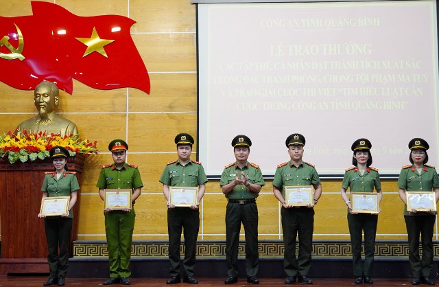 trao Giấy khen cho các tập thể, cá nhân có thành tích xuất sắc trong Cuộc thi “Tìm hiểu Luật Căn cước trong Công an Nhân dân” tỉnh Quảng Bình.