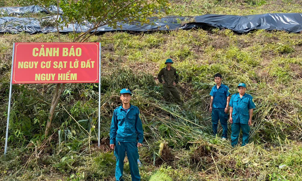 Lực lượng chức năng xã Tuấn Đạo cắm biển cảnh báo khu vực nguy hiểm tại khu vực xuất hiện vết nứt.