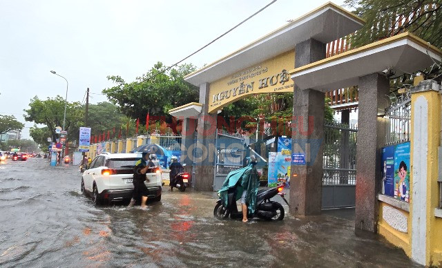 Đường Quang Trung (khu vực xung quanh Bệnh viện Đà Nẵng, trường THCS Nguyễn Huệ) bị ngập sâu