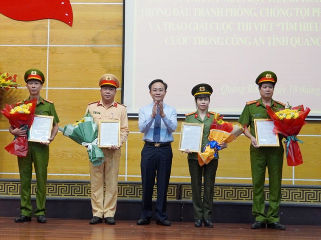 Trao thưởng cho các tập thể có thành tích xuất sắc trong công tác đấu tranh phòng, chống tội phạm ma túy.