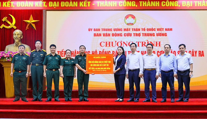 Đại tá Vũ Thị Hải Phượng – Phó Chủ tịch Hội đồng quản trị Ngân hàng TMCP Quân đội (MB) (thứ tư từ trái qua) đại diện MB cùng Bộ Quốc phòng trao số tiền ủng hộ