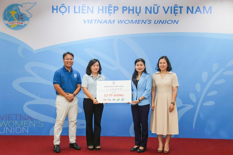 Đại diện Unilever cùng Bà Tôn Ngọc Hạnh - Phó Chủ tịch Hội Liên hiệp Phụ nữ Việt Nam và bà Nguyễn Thị Thanh Thúy - Phó ban Gia đình Xã hội