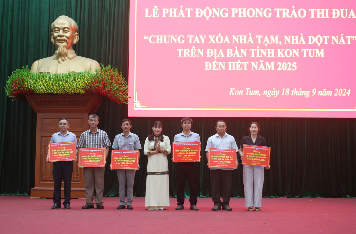 Trao kinh phí hỗ trợ nhà Đại đoàn kết