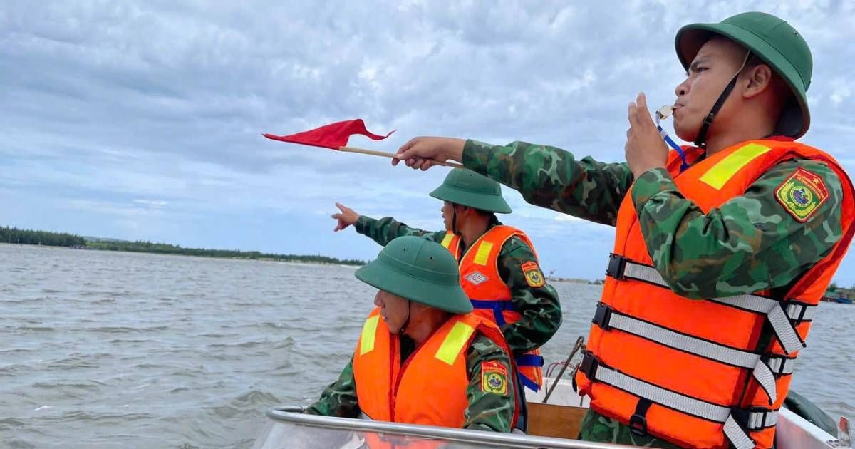 [Ảnh] Bộ đội Biên phòng Quảng Bình giúp nhân dân ứng phó với bão số 4