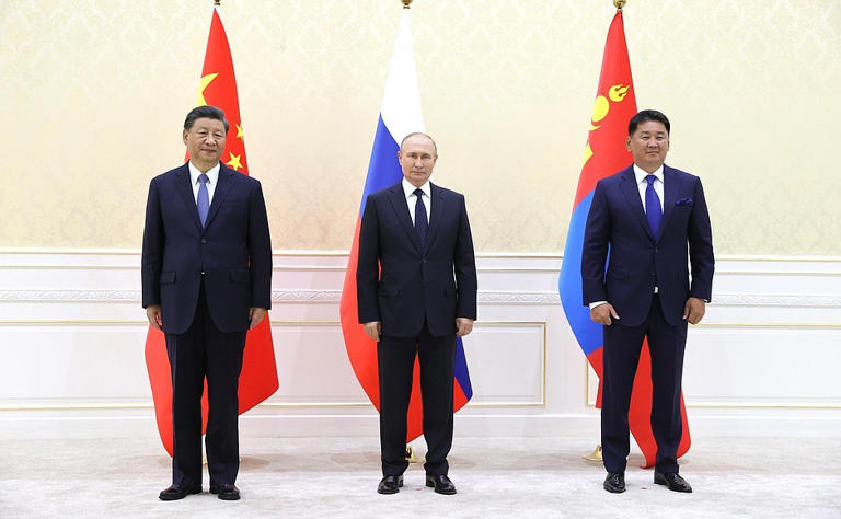 Từ trái qua: Chủ tịch Trung Quốc Tập Cận Bình, Tổng thống Nga Vladimir Putin và Tổng thống Mông Cổ Ukhnaagiin Khurelsukh trong cuộc họp 3 bên tại Moscow, Nga, tháng 9/2022. (Nguồn: TASS)