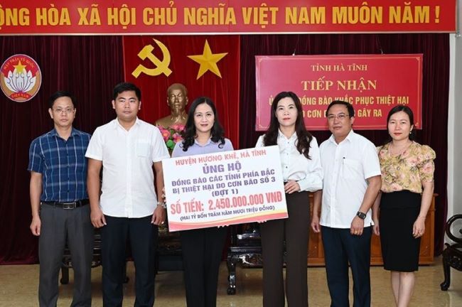 Lãnh đạo huyện Hương Khê trao (đợt 1) 2,45 tỷ đồng ủng hộ cho Nhân dân các tỉnh phía Bắc bị thiệt hại do bão lũ.