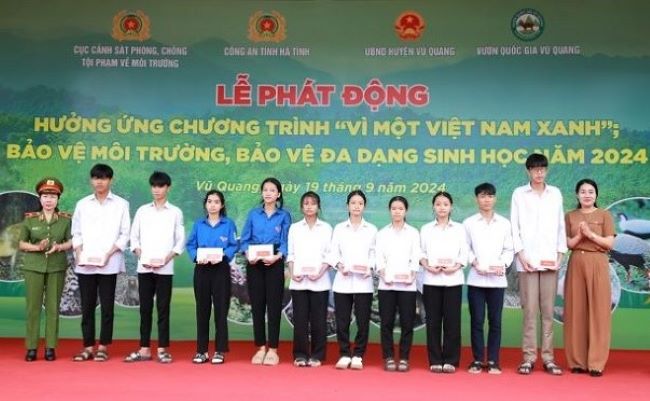 Tặng quà cho các em học sinh nghèo vượt khó học giỏi trên địa bàn huyện.