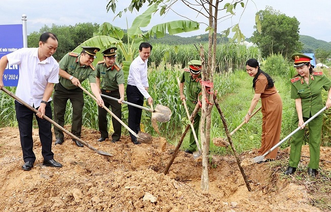 Đại biểu cùng nhau trồng cây sao đen trên tuyến đường của tổ dân phố 4, thị trấn Vũ Quang.