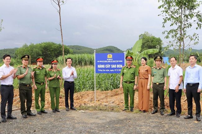 Cục Cảnh sát phòng chống tội phạm về môi trường trao tặng tổ dân phố 4, thị trấn Vũ Quang hàng cây sao đen nhằm chung tay bảo vệ môi trường.