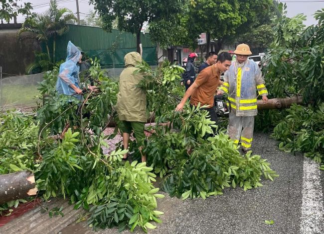 Cùng người dân khắc phục sau lốc xoáy.